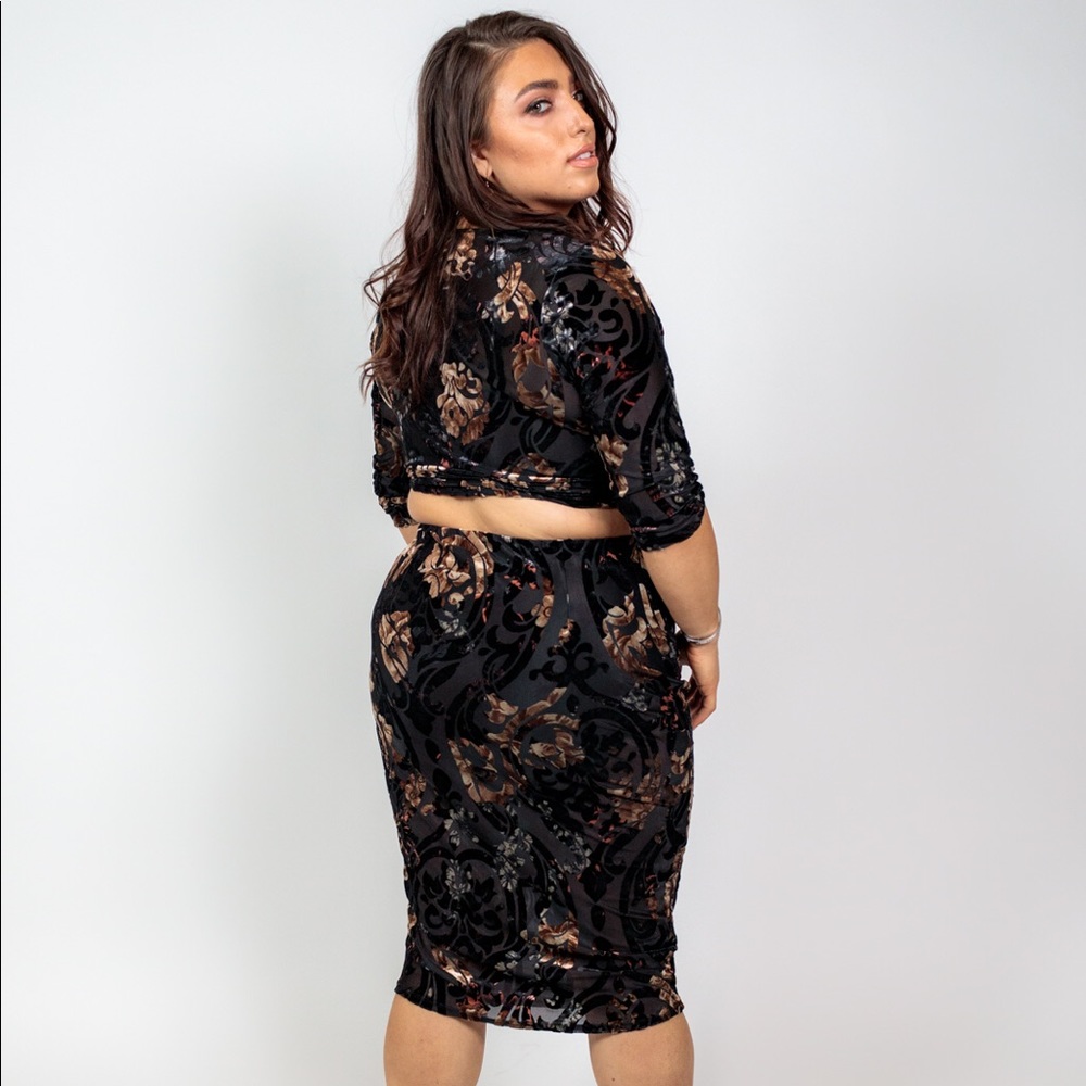 Plus Size ‘Pyrite’ Two Piece Velvet Set - Picture 4 of 8